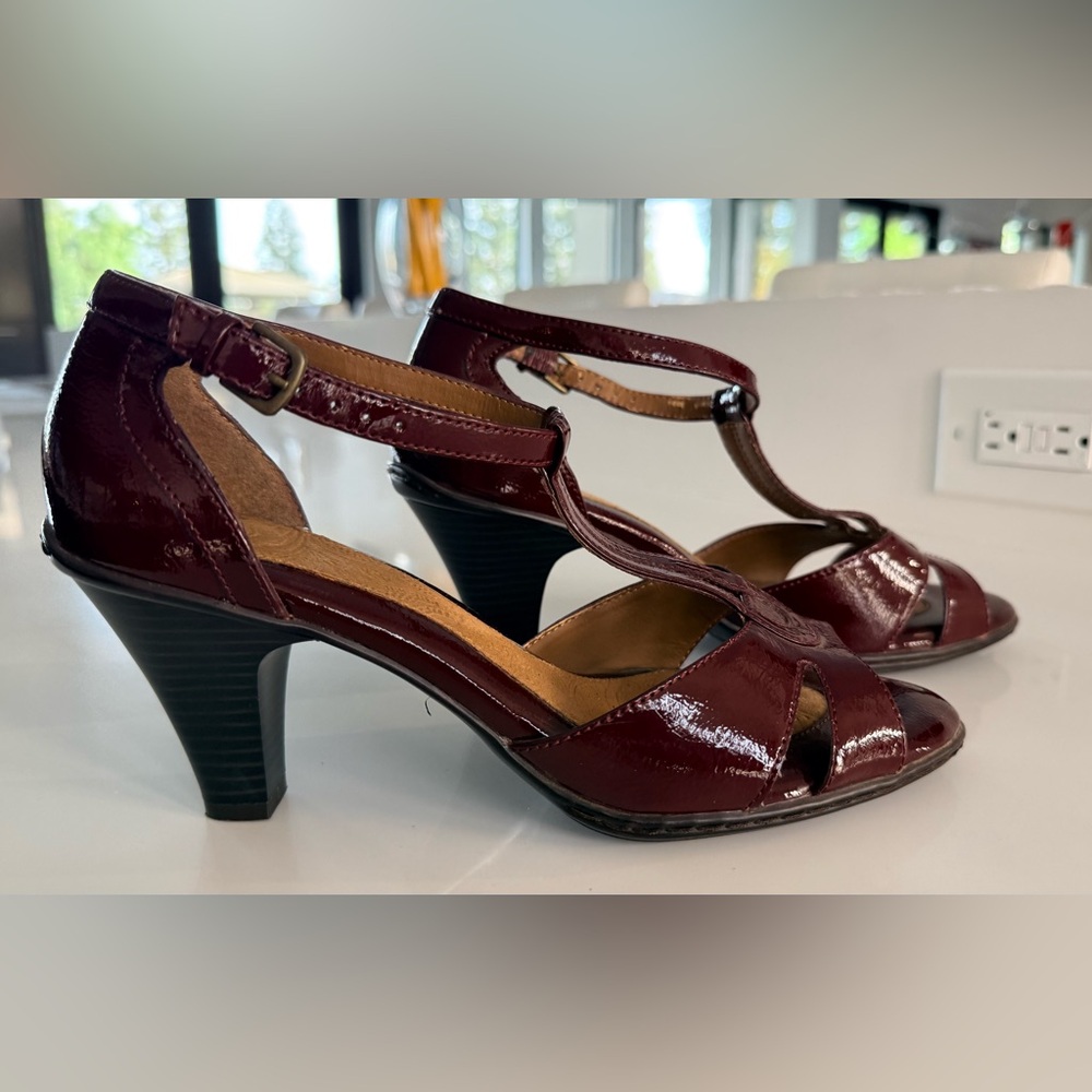 I LOVE COMFORT Women's Patent Leather T-Strap Heels in Burgundy